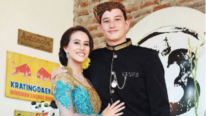 Mike Lewis dan kekasihnya 