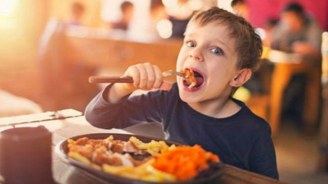 Ilustrasi anak makan.