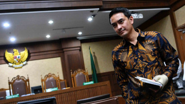 Terdakwa kasus suap dan gratifikasi terkait proyek di Dinas Pekerjaan Umum dan Perumahan Rakyat Provinsi Jambi, Zumi Zola meninggalkan ruangan saat jeda waktu istirahat sidang lanjutannya di Pengadilan Tipikor, Jakarta