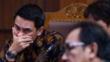 Terdakwa kasus suap dan gratifikasi terkait proyek di Dinas Pekerjaan Umum dan Perumahan Rakyat Provinsi Jambi, Zumi Zola (kiri) menjalani sidang lanjutannya diskors di Pengadilan Tipikor, Jakarta