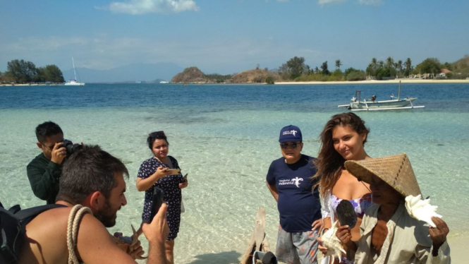  Sara Pogi, bule cantik asal Italia berfoto bersama warga lokal di Gili Kedis