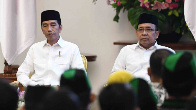 Presiden Joko Widodo (kiri) didampingi Mensesneg Pratikno (kiri) 