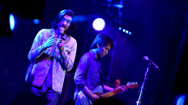 Vokalis Sheila On 7 Duta Mojo (kiri) dan gitaris Eross Chandra (kanan) tampil membawakan sejumlah lagu hit nya pada hari kedua Synchronize Fest 2018 di Gambir Expo, Kemayoran, Jakarta