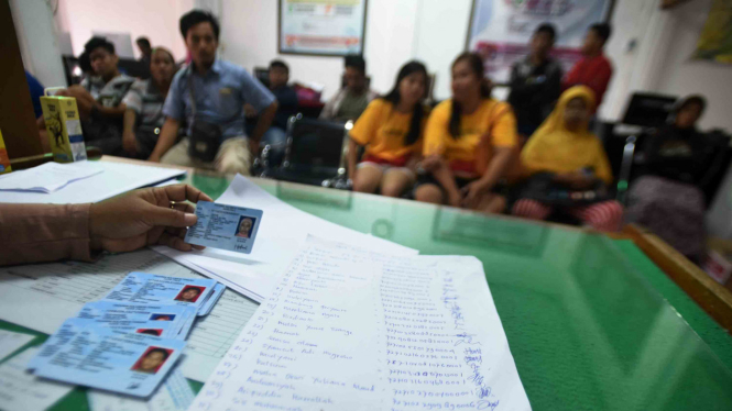 Warga korban gempa mengantre  membuat KTP Elektronik ulang di Kantor Catatan Sipil Kota Palu, Sulawesi Tengah, Selasa, 9 Oktober 2018. (Foto ilustrasi)