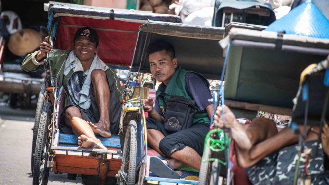 Pengemudi becak menanti penumpang di Selter Becak Terpadu, di Jalan K Pejagalan,