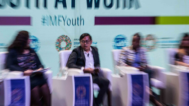 Pendiri dan CEO Bukalapak, Achmad Zaky (tengah)