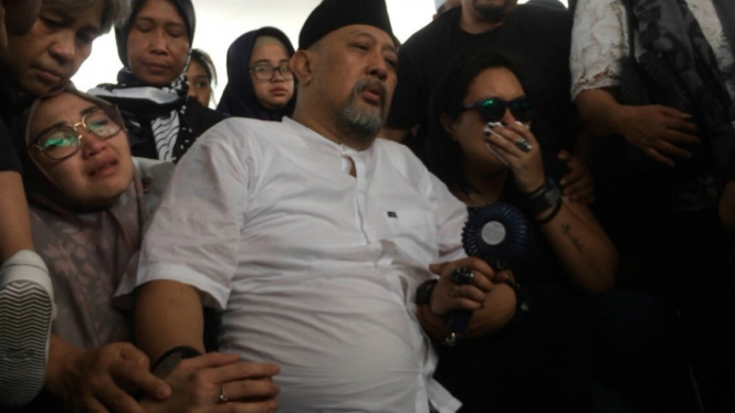 Indro Warkop di Pemakaman sang istri.