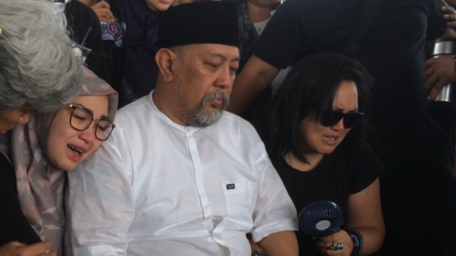 Indro Warkop dan dua putrinya