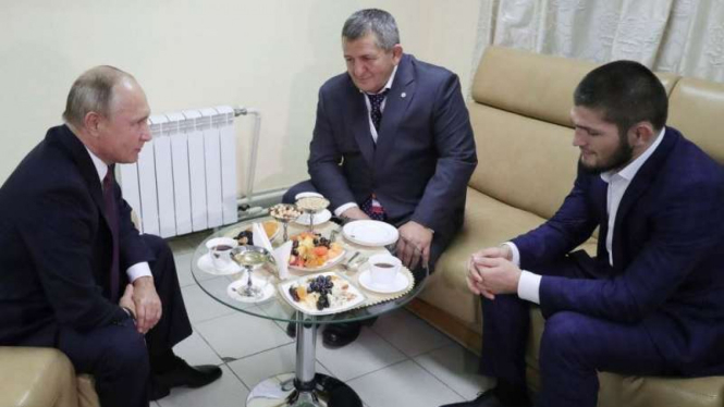 Khabib Nurmagomedov (kanan) berjumpa dengan Vladimir Putin (kiri)