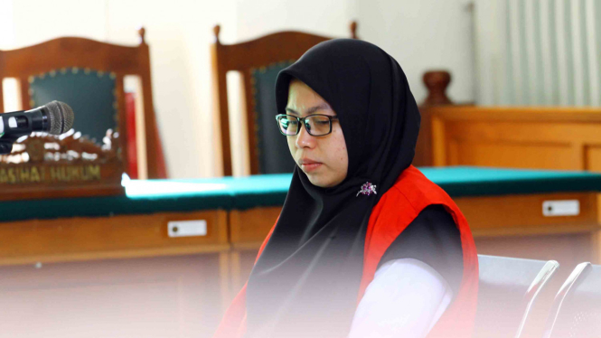 Istri CEO Travel Abu Tours Nursyariah Mansyur menunduk saat pembacaan dakwaan oleh Jaksa Penuntut Umum pada sidang lanjutan di PN Makassar, Sulawesi Selatan
