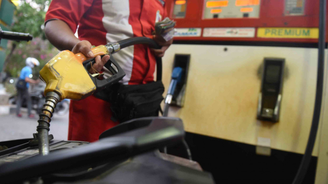 Petugas mengisi premium ke dalam sepeda motor di salah satu SPBU di Jakarta