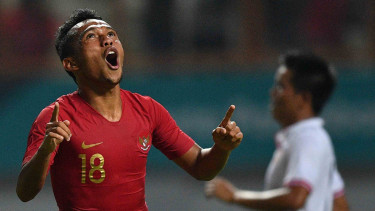 Pesepak bola Timnas Indonesia Irfan Jaya (kiri) melakukan selebrasi usai mencetak gol ke gawang Myanmar dalam pertandingan persahabatan di Stadion Wibawa Mukti, Cikarang Timur, Kabupaten Bekasi, Jawa Barat