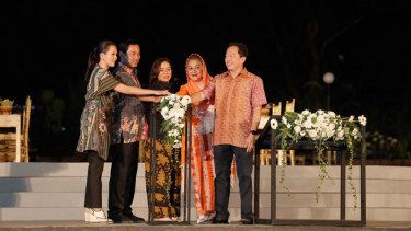 Hendrar Prihadi menekan tombol tanda telah diresmikan Taman Indonesia Kaya 