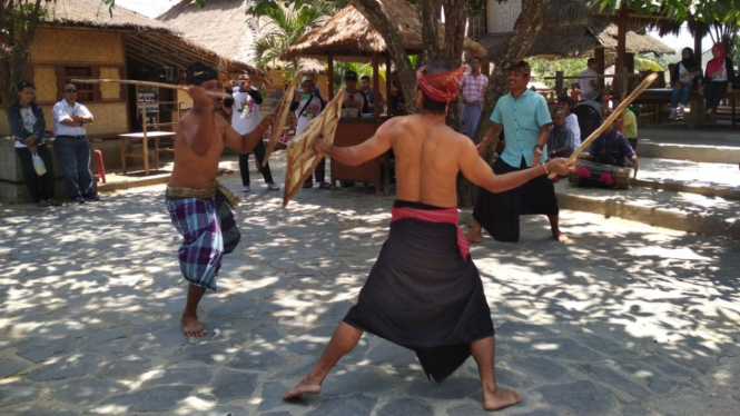 Tari Peresean di Kampung Sade, Lombok Tengah, NTB