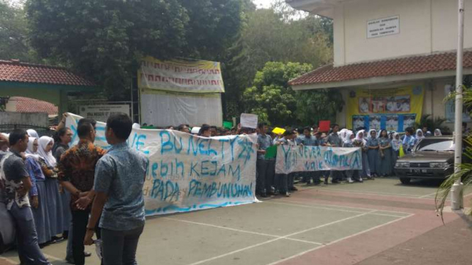 Sejumlah siswa SMAN 87 Jakarta menggelar unjuk rasa membela guru mereka