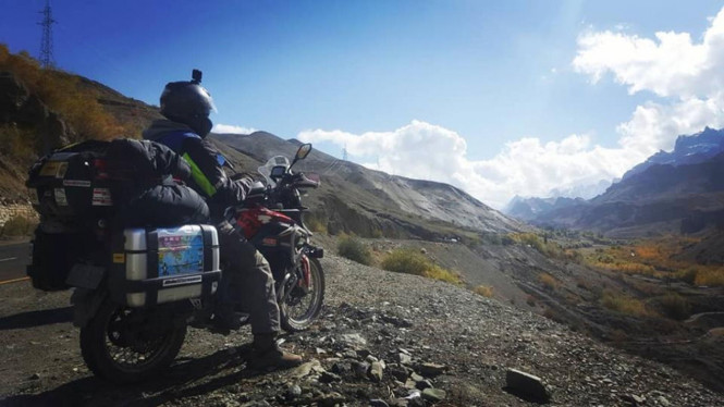 Gunadi mengendarai Viar Vortex 250 saat tiba di Himalaya.
