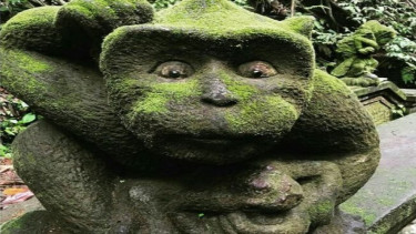 Patung monyet di taman wisata Ubud Monkey Forest