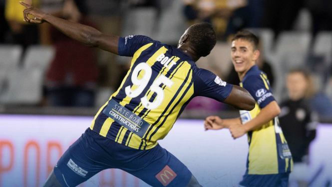 Sprinter legendaris, Usain Bolt mencetak gol perdananya sebagai pesepakbola