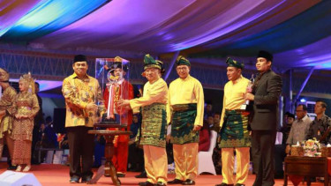 Penyerahan piala juara MTQ nasional 2018