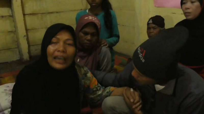 Keluarga korban banjir bandang di Mandailing Natal