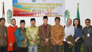 Anggota Komisi VIII DPR RI Hamka Haq (tengah) saat memimpin Kunjungan Kerja.