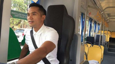 Komisaris Utama Bakrie & Brothers Anindya Bakrie saat menjajal bus listrik.