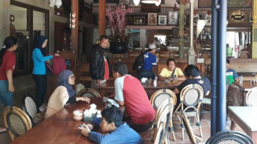 Warung Made di Jalan Pantai Kuta, Kuta, Bali.