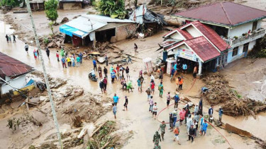 Aparat dibantu warga mencari korban banjir bandang di Jorong Tanah Batu Piyubuah, Kenagarian Tanjung Bonai, Kecamatan Lintau Buo Utara, Kabupaten Tanah Datar, Sumatera Barat, pada Senin, 15 Oktober 2018.