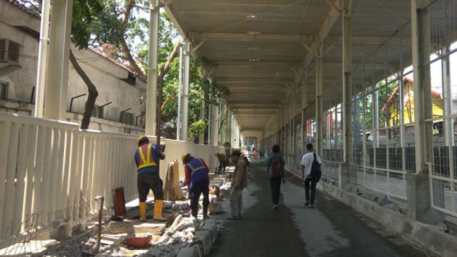Pengerjaan sky bridge Tanah Abang, Senin, 15 Oktober 2018.