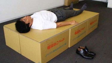 Kardus dimanfaatkan jadi tempat tidur