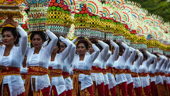 Seniman membawa gebogan dalam Karnaval Budaya Bali di kawasan Nusa Dua, Bali