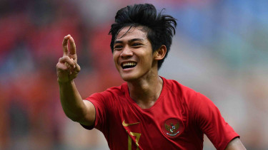 Pesepak bola Timnas Indonesia U19 Firza Andika melakukan selebrasi usai mencetak gol ke gawang Timnas Yordania U19 dalam pertandingan persahabatan di Stadion Wibawa Mukti, Cikarang Timur, Jawa Barat
