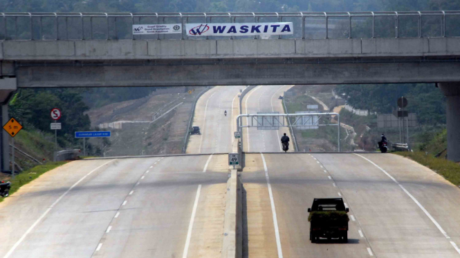Sejumlah pengendara melintas di Jalan Tol Bogor-Ciawi-Sukabumi (Bocimi) seksi I yang belum beroperasi di Ciawi, Bogor, Jawa Barat