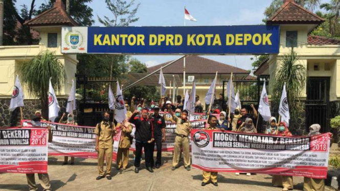 Para guru honorer demo di depan kantor DPRD Depok, Senin, 15 Oktober 2018.