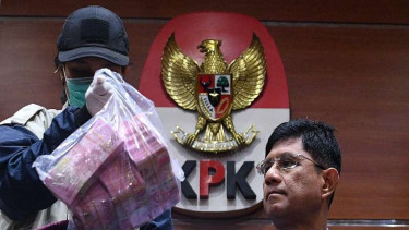 Wakil Ketua KPK Laode M Syarif (kanan) menunjukkan barang bukti suap Meikarta