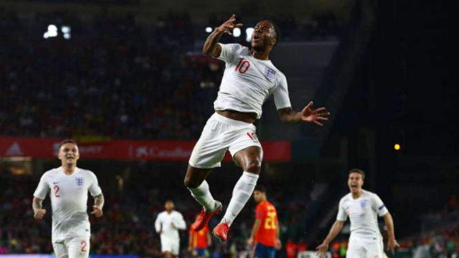 Pemain Inggris, Raheem Sterling rayakan gol.