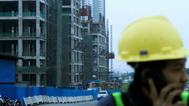 Pekerja beraktivitas di kawasan proyek pembangunan Apartemen Meikarta, di Cikarang, Kabupaten Bekasi, Jawa Barat