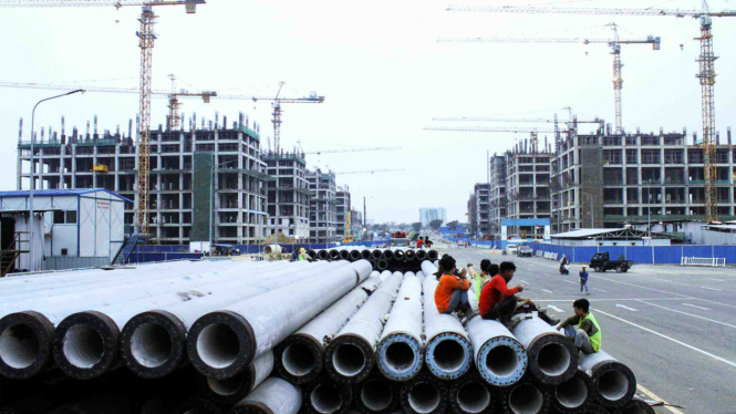 Pekerja beraktivitas di kawasan proyek pembangunan Apartemen Meikarta, di Cikara