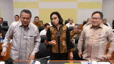 Menteri Keuangan Sri Mulyani (tengah) berbincang dengan Gubernur BI Perry Warjiyo (kiri) dan Menteri PPN/Kepala Bappenas Bambang Brodjonegoro (kanan) sebelum mengikuti rapat kerja dengan banggar DPR di Kompleks Parlemen, Senayan, Jakarta