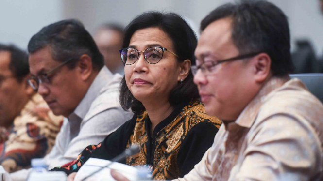 Menteri Keuangan, Sri Mulyani Indrawati (tengah)
