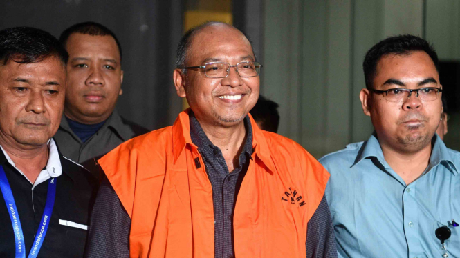 Eks Bupati Malang, Jawa Timur, Rendra Kresna (tengah) dengan rompi tahanan menuju mobil tahanan usai diperiksa di kantor KPK, Jakarta