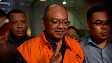 Bupati Malang, Jawa Timur, Rendra Kresna (tengah) dengan rompi tahanan menuju mobil tahanan usai diperiksa di kantor KPK, Jakarta