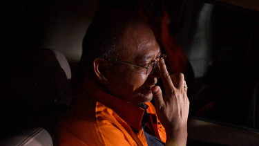 Bupati Malang, Jawa Timur, Rendra Kresna dengan rompi tahanan berada di mobil tahanan usai diperiksa di kantor KPK, Jakarta