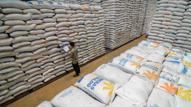 Petugas memeriksa stok beras di Gudang Bulog Baru Cisaranten Kidul Sub Divre Bandung, Jawa Barat