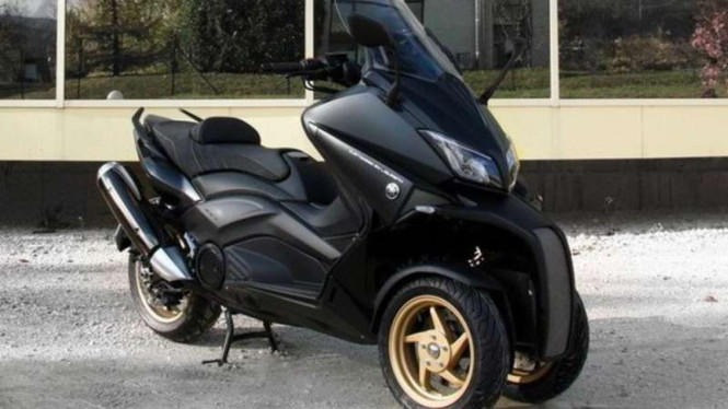 Yamaha TMAX disulap pakai roda tiga.