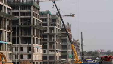 Aktivitas di kawasan proyek pembangunan Apartemen Meikarta di Cikarang, Kabupaten Bekasi, Jawa Barat, beberapa waktu lalu.