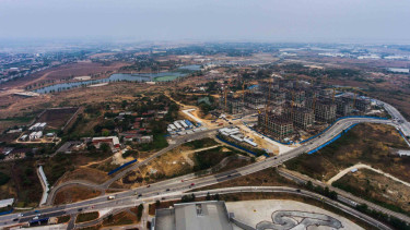 Foto aerial pembangunan gedung-gedung apartemen di kawasan Meikarta, Cikarang, Kabupaten Bekasi, Jawa Barat