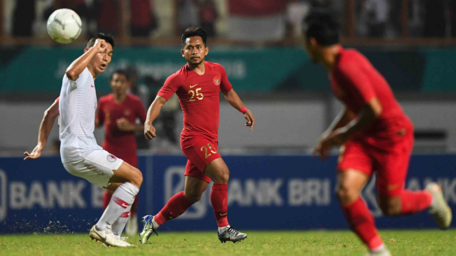 Pesepakbola Timnas Indonesia Andik Vermansah (tengah) mengumpan bola ke rekannya Irfan Jaya (kanan) saat melewati pesepak bola Timnas Hong Kong Yang Huang (kiri) dalam laga International Friendly Match di Stadion Wibawa Mukti, Cikarang, Bekasi, Jawa Bara