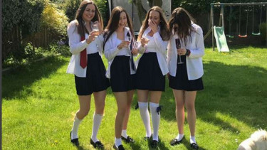 Briton Lauren Salisbury dan teman-temannya.