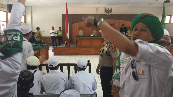 Simpatisan Rizieq Shibab di Pengadilan Negeri Kelas 1A Khusus Bandung.